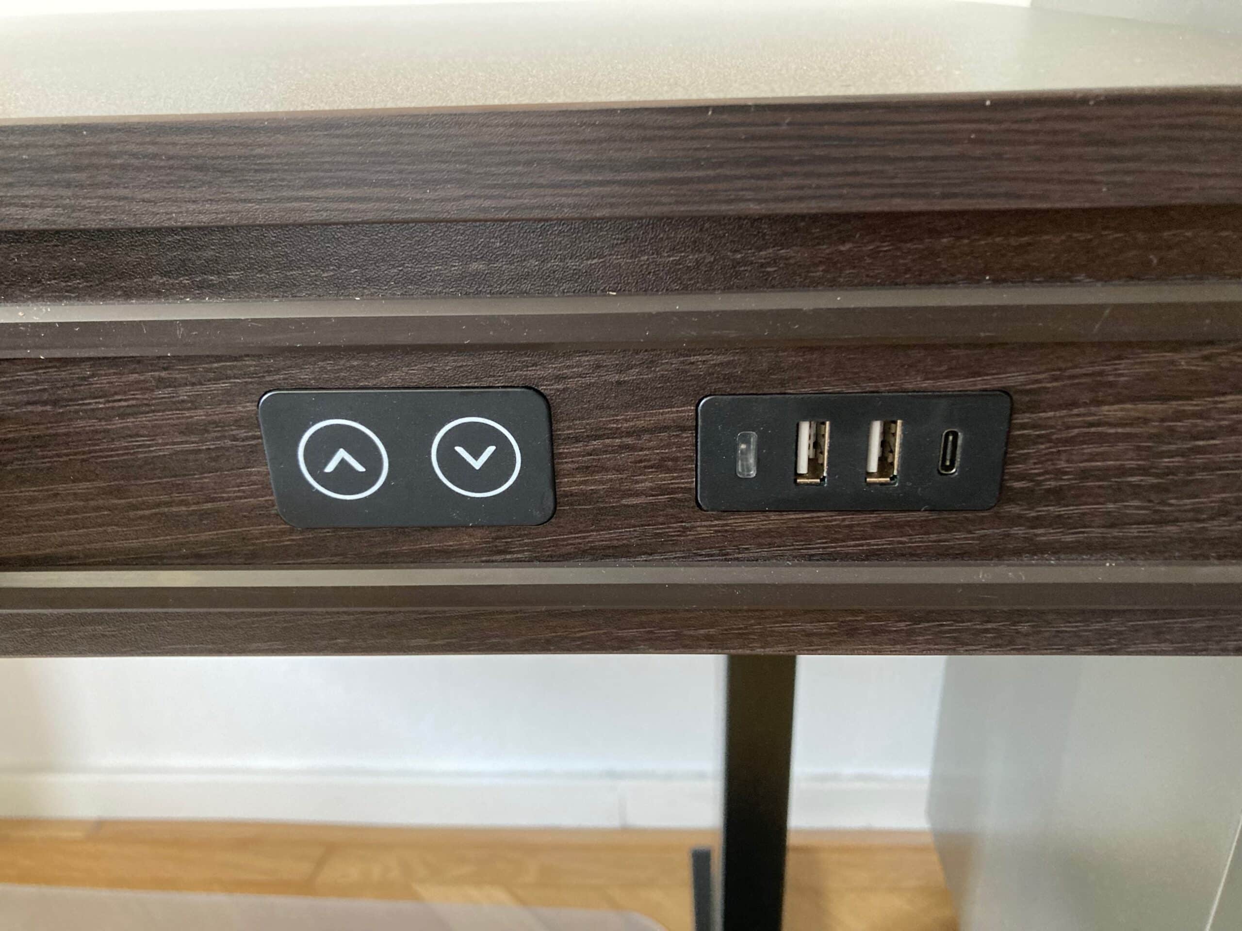 Höhenverstellung und USB-Anschlüsse 